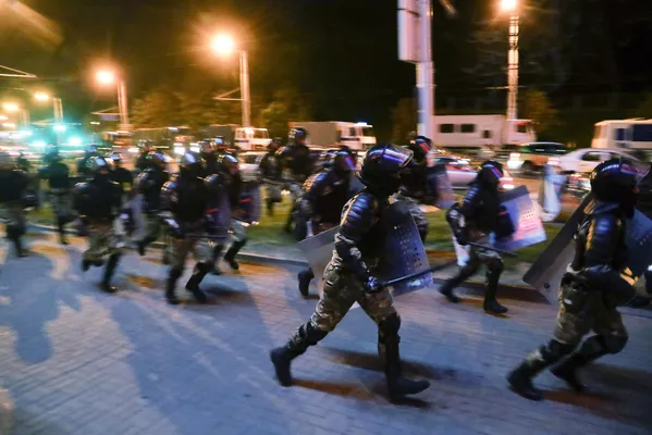 Полиция во время протестов в Минске после президентских выборов Полиция во время протестов в Минске после президентских выборов - Sputnik Армения