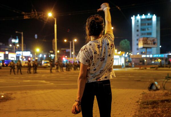 Девушка во время протестов в Минске после президентских выборов - Sputnik Армения