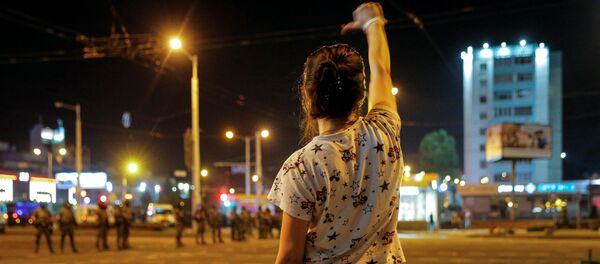 Девушка во время протестов в Минске после президентских выборов Девушка во время протестов в Минске после президентских выборов - Sputnik Армения