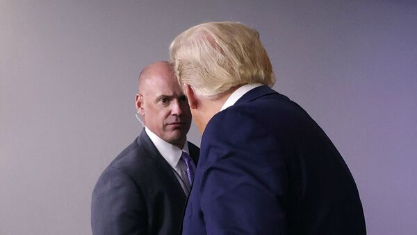  Агент Секретной службы США велит президенту США Дональду Трампу покинуть комнату для брифингов (10 августа 2020). Вашингтон - Sputnik Արմենիա
