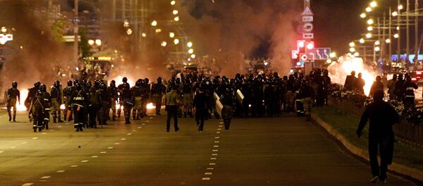 Сотрудники правоохранительных органов во время акции протеста в Минске Сотрудники правоохранительных органов во время акции протеста в Минске - Sputnik Армения