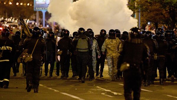Сотрудники правоохранительных органов во время акции протеста в Минске (11 августа 2020). - Sputnik Արմենիա