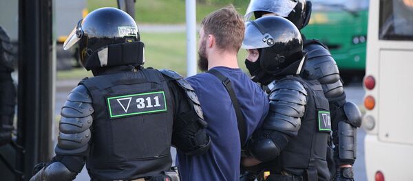 Сотрудники правоохранительных органов задерживают участников акции протеста в Минске (11 августа 2020). - Sputnik Արմենիա