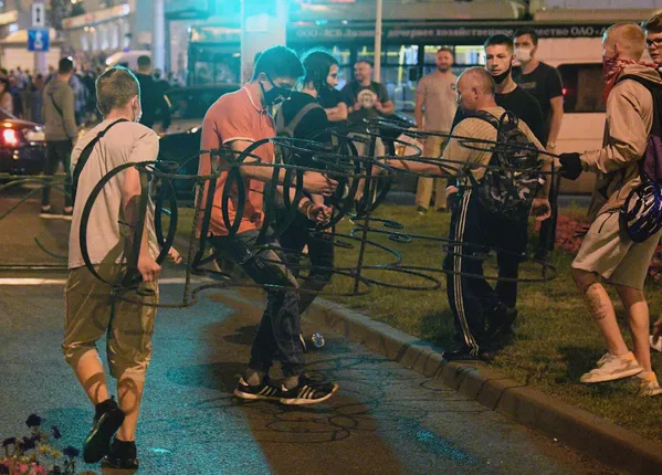 Участники акции протеста на одной из улиц в Минске (11 августа 2020). Участники акции протеста на одной из улиц в Минске (11 августа 2020). - Sputnik Армения