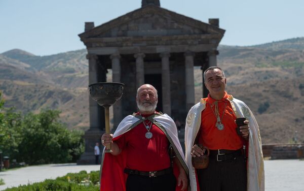 Жрец Варуж Агаджанян во время празднования Навасарда около храма Гарни (11 августа 2020).  - Sputnik Армения