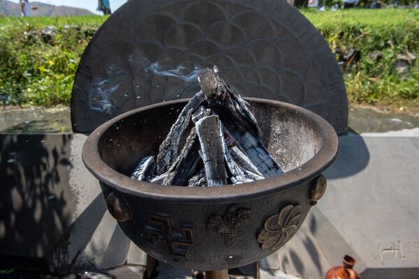 Слава Ара, слава праотцу Айку: как армянские язычники отметили праздник Навасард в Гарни - Sputnik Армения