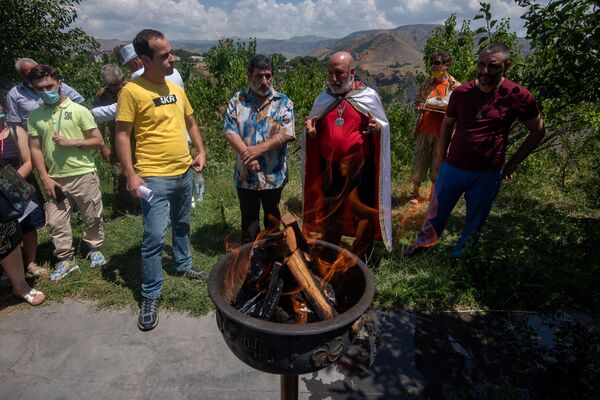 Слава Ара, слава праотцу Айку: как армянские язычники отметили праздник Навасард в Гарни - Sputnik Армения