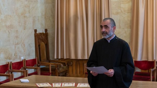 Корреспондент Sputnik Армения Нана Мартиросян получает грамоту от Иерея тер Есаи Артеняна - Sputnik Армения