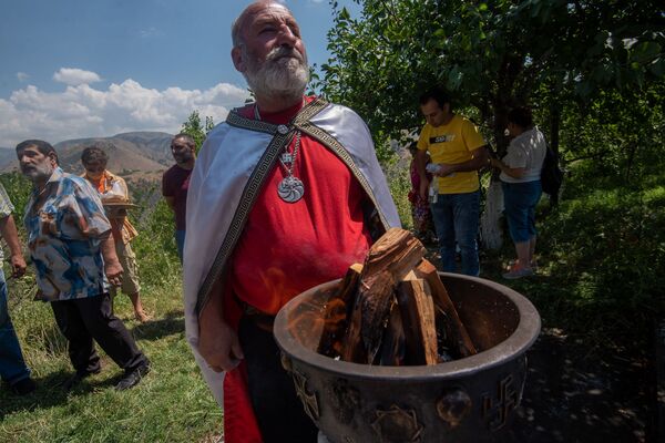 Слава Ара, слава праотцу Айку: как армянские язычники отметили праздник Навасард в Гарни - Sputnik Армения