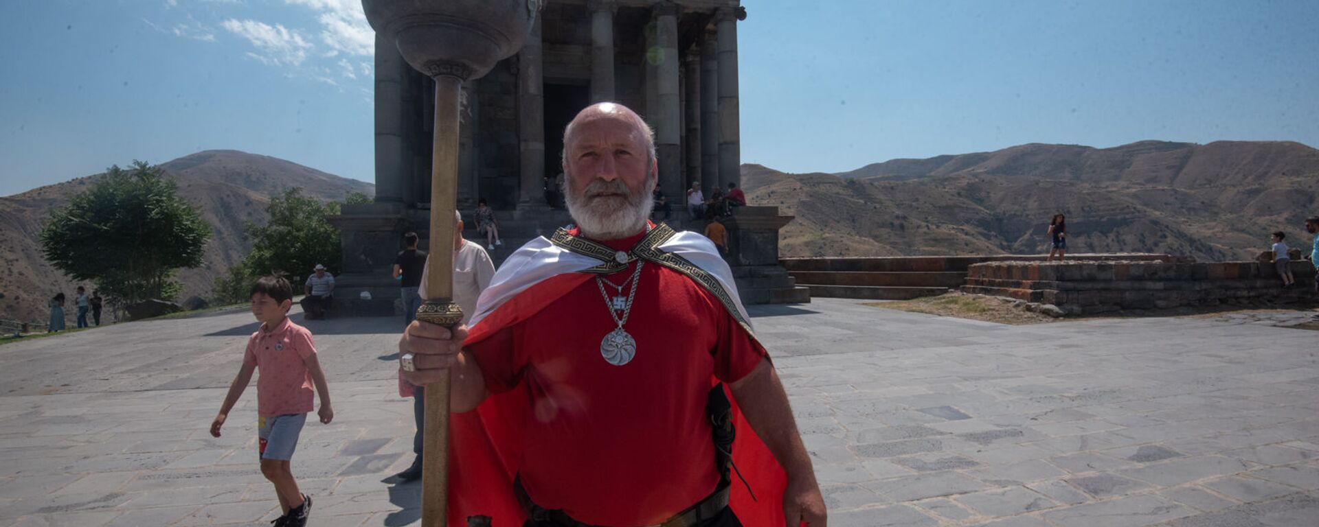 Жрец Варуж Агаджанян во время празднования Навасарда около храма Гарни (11 августа 2020). - Sputnik Армения, 1920, 11.08.2020