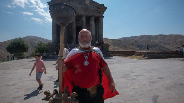 Жрец Варуж Агаджанян во время празднования Навасарда около храма Гарни (11 августа 2020). - Sputnik Армения