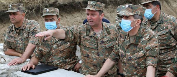 Начальник Генштаба ВС Армении Оник Гаспарян в сопровождении генерал-майора Джалала Арутюняна посетил ряд военных объектов (11 августа 2020). - Sputnik Արմենիա