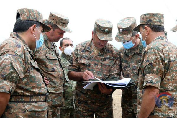 Оник Гаспарян с Джалалом Арутюняном посетили ряд объектов на передовой в Карабахе - Sputnik Армения