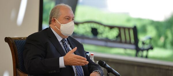 Президент Армен Саркисян провел рабочую встречу с премьер-министром Николом Пашиняном (11 августа 2020). Еревaн Президент Армен Саркисян провел рабочую встречу с премьер-министром Николом Пашиняном (11 августа 2020). Еревaн - Sputnik Армения