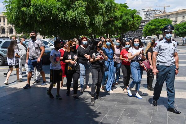 Договоритесь с Россией: активисты подловили главу МИД Армении и завалили вопросами Договоритесь с Россией: активисты подловили главу МИД Армении и завалили вопросами - Sputnik Армения