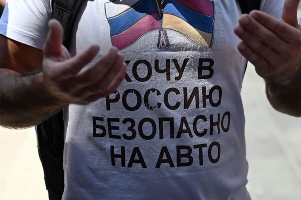 Договоритесь с Россией: активисты подловили главу МИД Армении и завалили вопросами Договоритесь с Россией: активисты подловили главу МИД Армении и завалили вопросами - Sputnik Армения