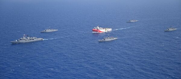 Турецкое сейсмическое исследовательское судно Oruc Reis в сопровождении кораблей турецкого военно-морского флота в Средиземном море, недалеко от Антальи (10 августа 2020). Турция - Sputnik Армения