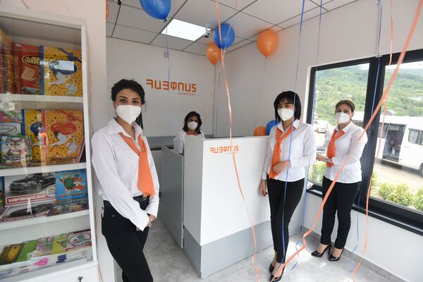 Первые в приграничье: в селе Барекамаван открылась новая почта - репортаж Первые в приграничье: в селе Барекамаван открылась новая почта - репортаж - Sputnik Армения