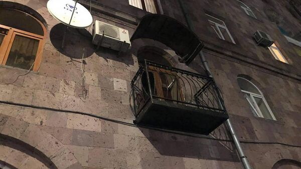 Незаконно установленный козырек на балконе - Sputnik Армения