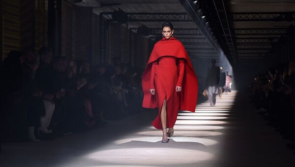 Американская модель Кайя Гербер во время показа женской коллекции Givenchy Осень-Зима 2020-2021 Ready-To-Wear fashion show (1 марта 2020). Париж - Sputnik Армения