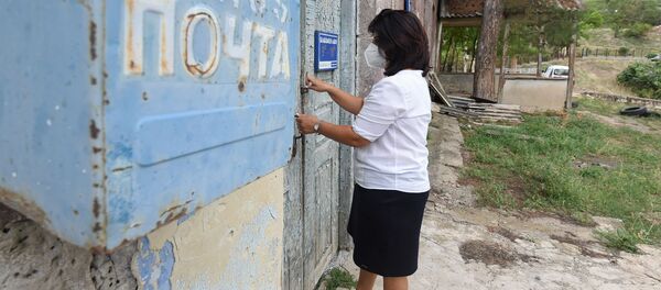 Сотрудница Айпоста Нуне Саркисян в старом здании отделения почты в селе Барекамаван в день открытия нового здания (12 августа 2020). Тавуш - Sputnik Армения