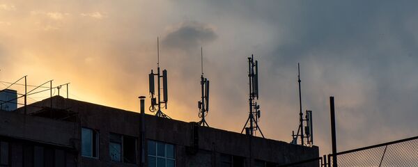 Телекоммуникационные антенны на крыше здания - Sputnik Արմենիա