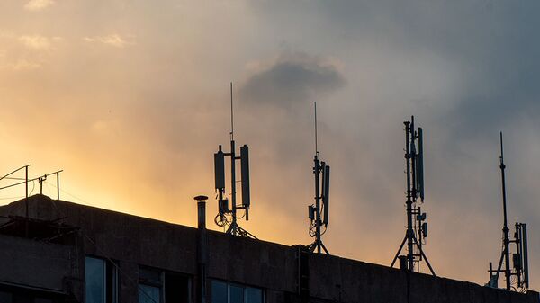 Телекоммуникационные антенны на крыше здания - Sputnik Արմենիա