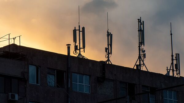 Телекоммуникационные антенны на крыше здания - Sputnik Армения