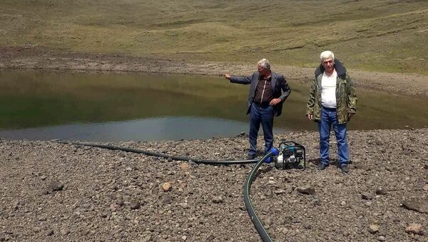 Сотрудники министерства окружающей среды, полиции и глава общины нашли, демонтировали и конфисковали установленный бензонасос в кратерном озере Аждаак (12 августа 2020). Гегамский хребет - Sputnik Армения