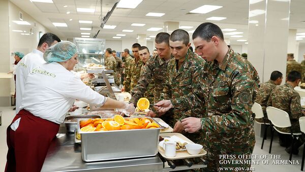 Солдаты в военной столовой во время обеда - Sputnik Արմենիա