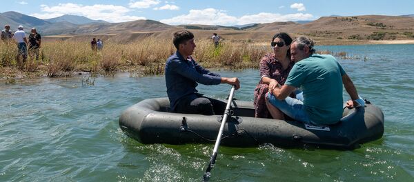 Житель села Толорс, Сюник, Сейран Акобджанян на надувной лодке с туристами - Sputnik Արմենիա