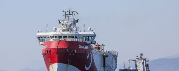 Турецкое судно Oruc Reis у побережья Анталии в Средиземном море (24 июля 2020).  - Sputnik Արմենիա