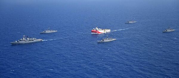 Турецкое исследовательское судно Oruc Reis, которое сопровождают корабли ВМС Турции в Средиземном море у берегов Антальи (10 августа 2020). - Sputnik Արմենիա