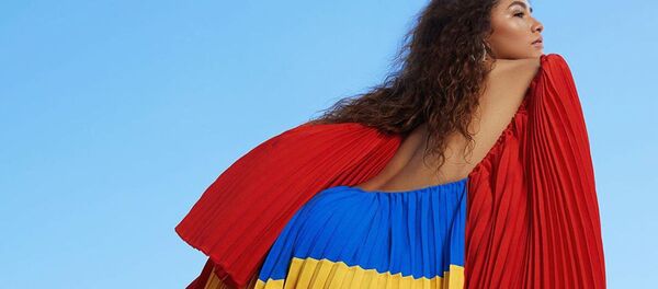 Американская актриса Зендая примерила платье с армянским триколором  - Sputnik Армения