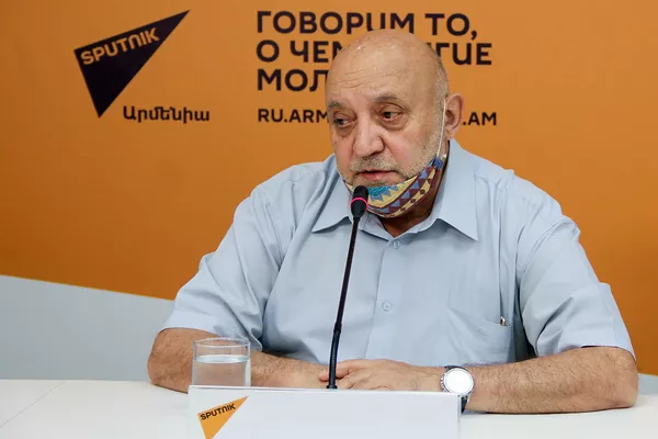 Теории можно обучать и онлайн: почему пожилые преподаватели в Армении уходят из вузов Теории можно обучать и онлайн: почему пожилые преподаватели в Армении уходят из вузов - Sputnik Армения