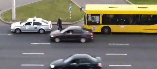 Омоновец бьет проезжающие машины, разбили дедушке стекло - Sputnik Արմենիա