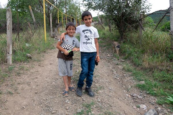 Суд и мед: как живут в армянском селе Барекамаван - на границе с Азербайджаном - Sputnik Армения