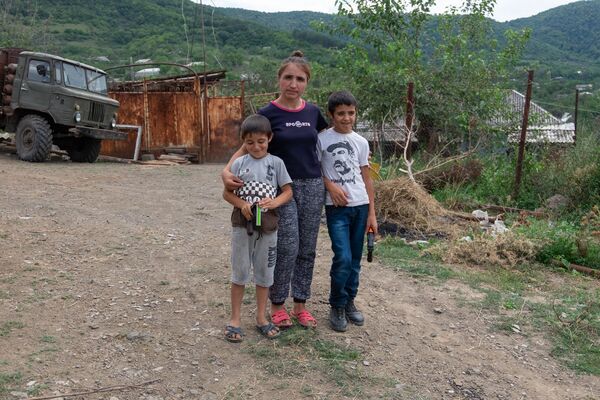 Суд и мед: как живут в армянском селе Барекамаван - на границе с Азербайджаном - Sputnik Армения