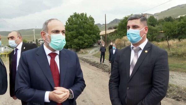 Премьер-министр Никол Пашинян и губернатор Гегаркуника осматривают дорожно-ремонтные работы в Севане (14 августа 2020). Севан - Sputnik Армения