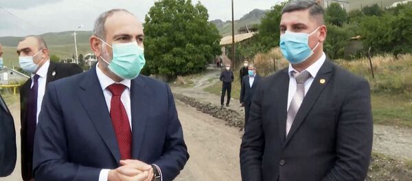 Премьер-министр Никол Пашинян и губернатор Гегаркуника осматривают дорожно-ремонтные работы в Севане (14 августа 2020). Севан - Sputnik Армения