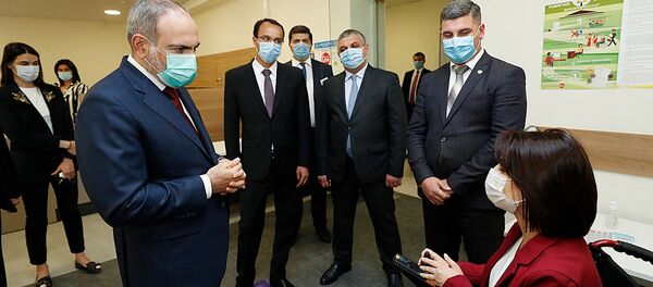 Премьер-министр Никол Пашинян на церемонии открытия Комплексного территориального центра социальных услуг (14 августа 2020). Севан - Sputnik Армения