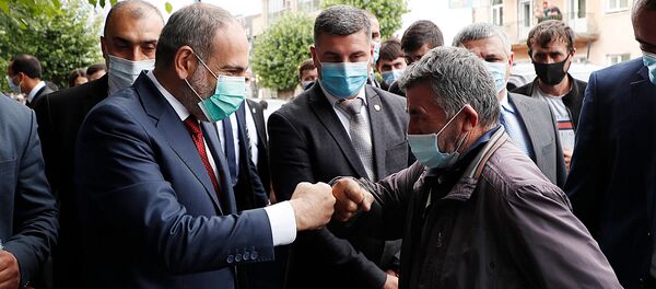 Премьер-министр Никол Пашинян приветствует прохожих во время ознакомления с ходом дорожно-строительных работ в Севане (14 августа 2020). Севан - Sputnik Արմենիա