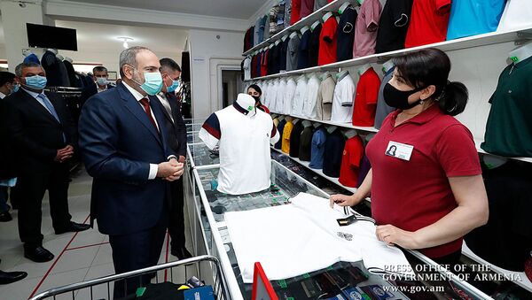 Премьер-министр Никол Пашинян в магазине одежды (14 августа 2020). Севан - Sputnik Армения