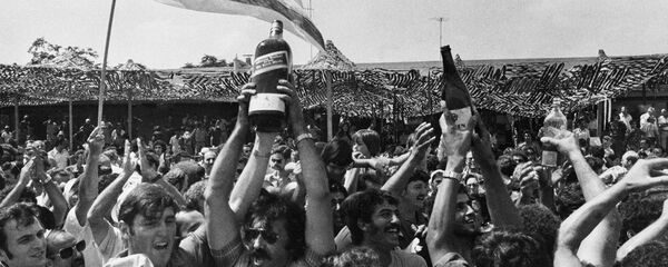 Родственники и доброжелатели угнанных пассажиров Air France в ожидании их возвращения в аэропорту Бен-Гурион близ Тель-Авива (4 июля 1976). Израиль - Sputnik Արմենիա