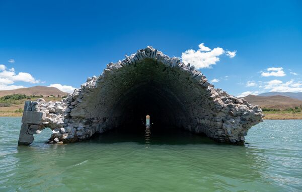 Утопленники Толорса и Божья кара: почему старинная церковь в Сюнике прячется под водой Утопленники Толорса и Божья кара: почему старинная церковь в Сюнике прячется под водой - Sputnik Армения