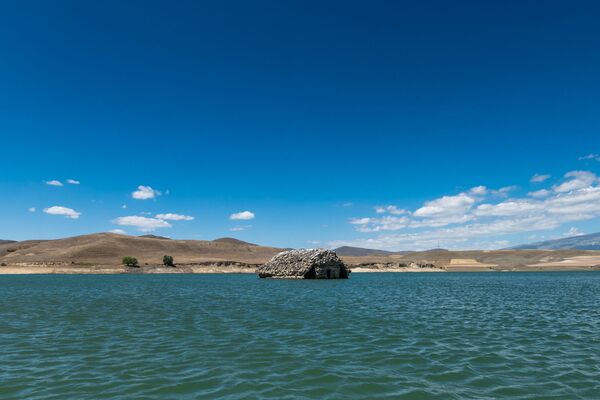 Утопленники Толорса и Божья кара: почему старинная церковь в Сюнике прячется под водой Утопленники Толорса и Божья кара: почему старинная церковь в Сюнике прячется под водой - Sputnik Армения