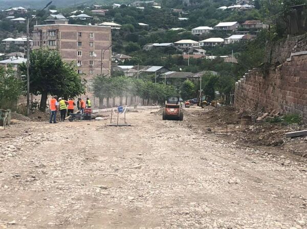 Пашинян показал ремонт дорог в Иджеване  - Sputnik Армения