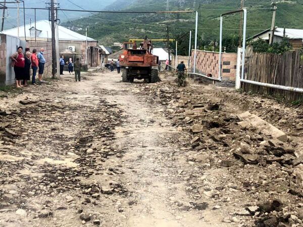 Пашинян показал ремонт дорог в Иджеване  - Sputnik Армения