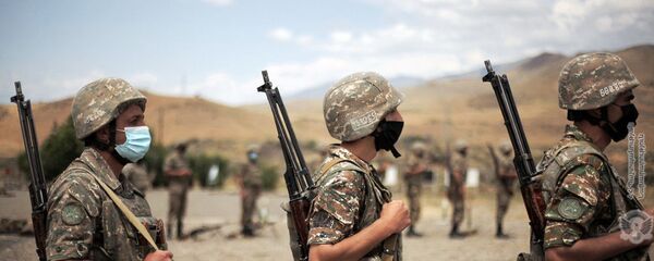 Армянские военнослужащие во время практических занятий по стрельбе - Sputnik Արմենիա