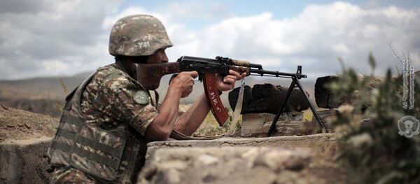 Армянские военнослужащие во время практических занятий по стрельбе - Sputnik Армения